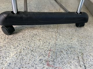 Zapatero con ruedas