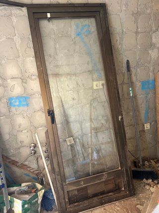 Puerta aluminio bronce cierre manual