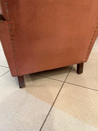 Butaca pequeña de terciopelo y madera