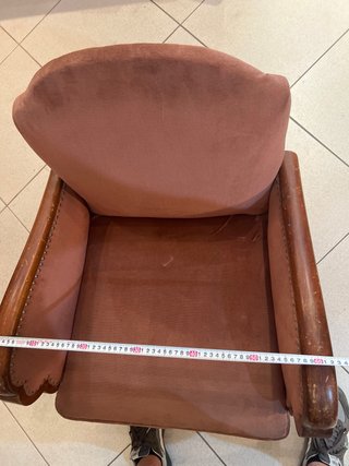Butaca pequeña de terciopelo y madera