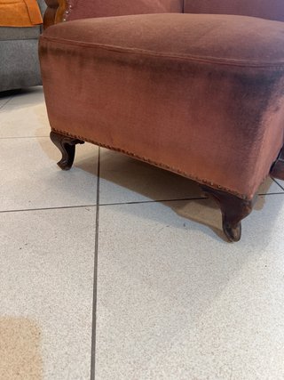 Butaca pequeña de terciopelo y madera