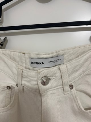 Pantalón vaquero Bershka blanco roto