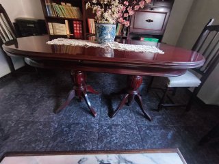 Mesa de comedor de madera oscura