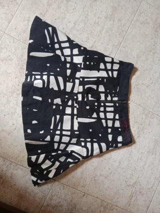 Falda Desigual Talla S . 40 CMS de largo x 64 cms