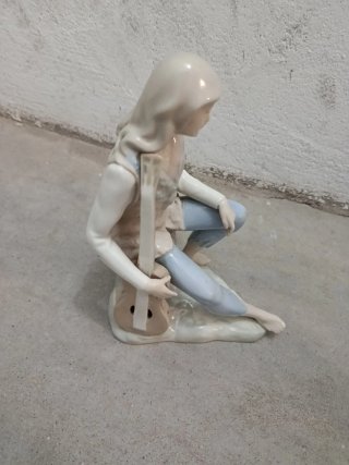 Figura de porcelana de guitarrista sentado