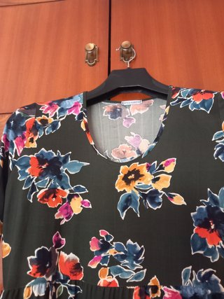 Camiseta verde con estampado floral