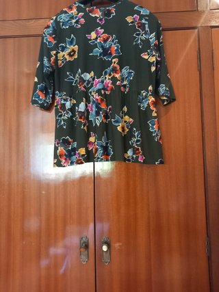 Camiseta verde con estampado floral