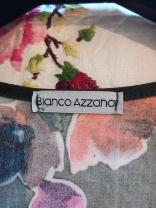 Camiseta verde con estampado floral