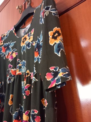 Camiseta verde con estampado floral