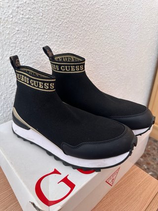Botines Guess Negros y Dorados Talla 39