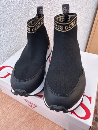 Botines Guess Negros y Dorados Talla 39