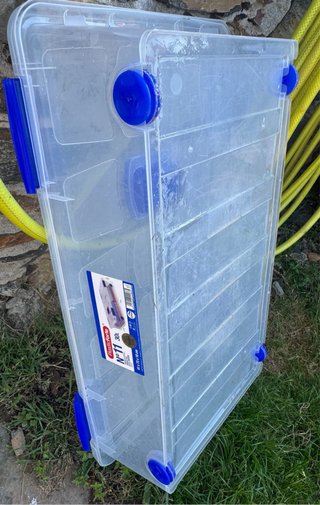 Caja de plastico con ruedas
