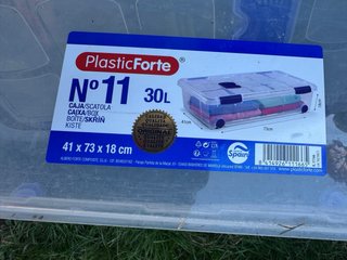 Caja de plastico con ruedas