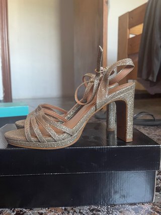 Zapatos de tacón dorados brillantes