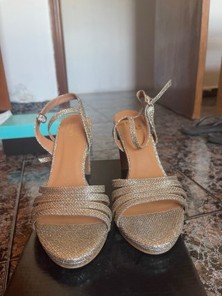Zapatos de tacón dorados brillantes