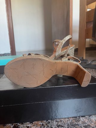 Zapatos de tacón dorados brillantes