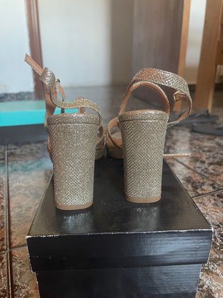 Zapatos de tacón dorados brillantes
