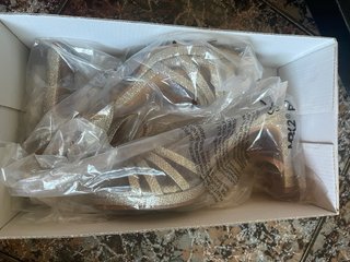 Zapatos de tacón dorados brillantes