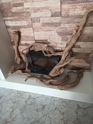 Chimenea decorativa con madera