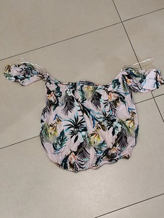 Top Bershka Hombros Descubiertos motivo Vegetación