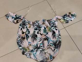Top Bershka Hombros Descubiertos motivo Vegetación