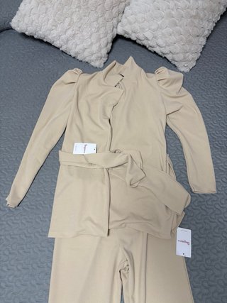Conjunto chaqueta y pantalón beige