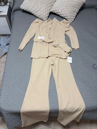 Conjunto chaqueta y pantalón beige