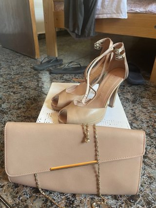 Zapatos de tacón y bolso de mano beige