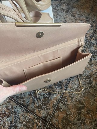 Zapatos de tacón y bolso de mano beige