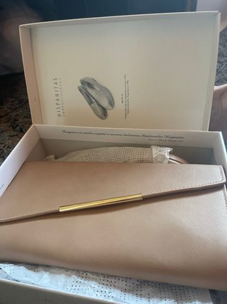 Zapatos de tacón y bolso de mano beige