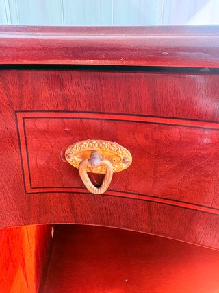 Recibidor de madera con detalle dorado