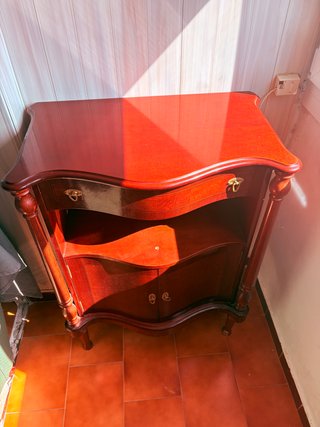 Recibidor de madera con detalle dorado