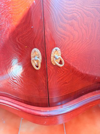 Recibidor de madera con detalle dorado