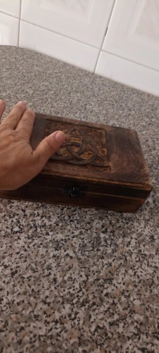 Caja de madera tallada a mano