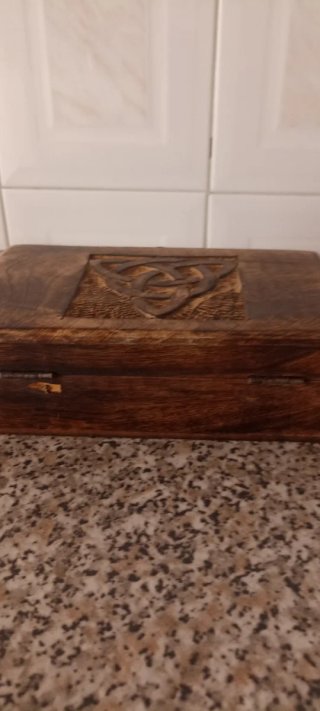 Caja de madera tallada a mano