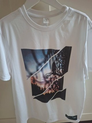 Camiseta blanca con estampado de baloncesto