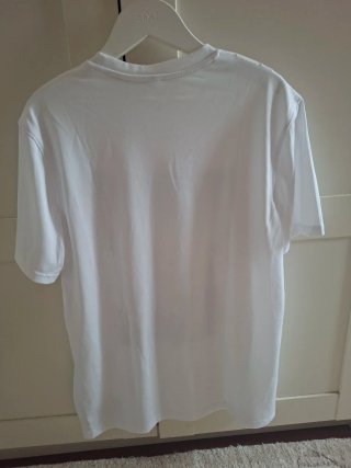 Camiseta blanca con estampado de baloncesto