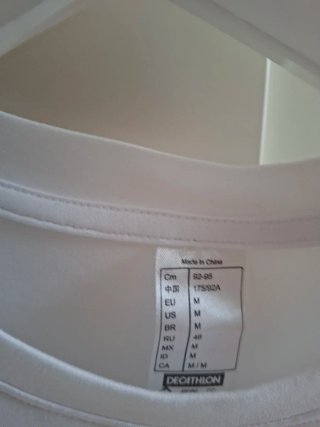 Camiseta blanca con estampado de baloncesto