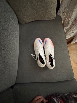 Botas de fútbol Puma blancas y rojas