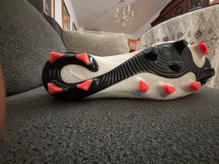 Botas de fútbol Puma blancas y rojas