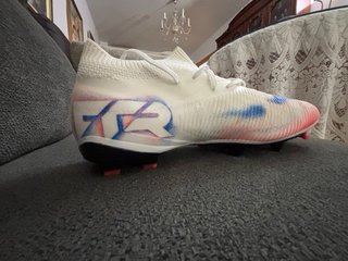 Botas de fútbol Puma blancas y rojas