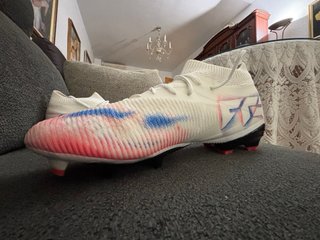 Botas de fútbol Puma blancas y rojas