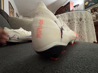 Botas de fútbol Puma blancas y rojas