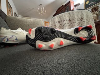 Botas de fútbol Puma blancas y rojas