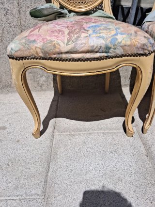 Lote 4 sillas vintage tapizadas y de rejilla