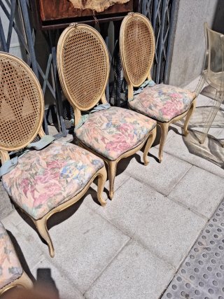 Lote 4 sillas vintage tapizadas y de rejilla
