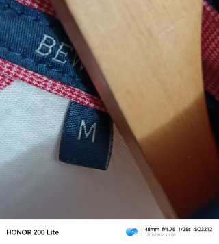 Polo blanco y azul con estampado