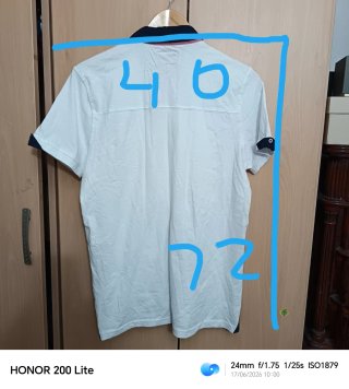 Polo blanco y azul con estampado
