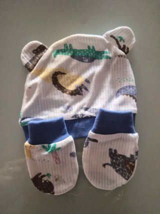 Gorro y manoplas para recién nacido con dibujos
