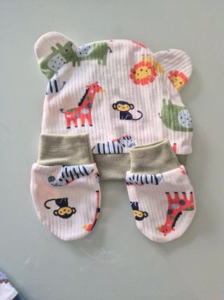 Gorro y manoplas para recién nacido con dibujos